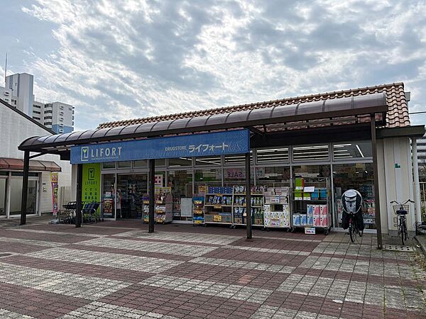【ドラッグストア】ドラッグストアライフォート南港店まで徒歩6分。営業時間10:00～21:00。