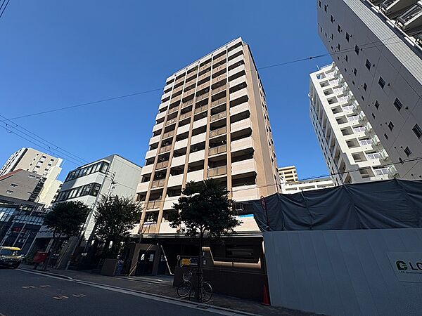 青空に映える、都市の洗練された街並み。利便性と快適さを兼ね備えた住環境で、新たな暮らしを始めませんか。