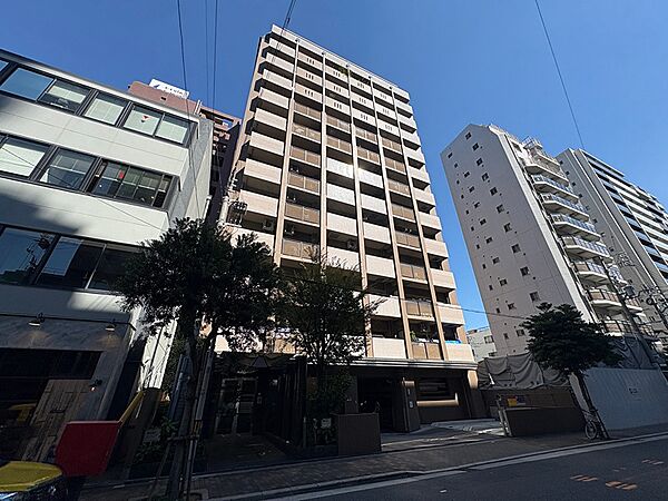 都心部に位置する高層マンション。洗練された外観が特徴的で、都会的な暮らしを演出します。周辺には生活に便利な施設が充実しています。