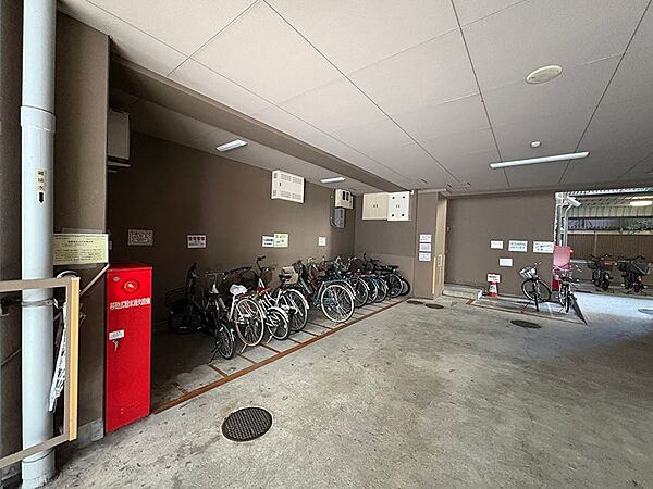 屋根付きの駐輪場は、雨風から自転車を守ります。通勤・通学、ちょっとしたお買い物にも便利です。