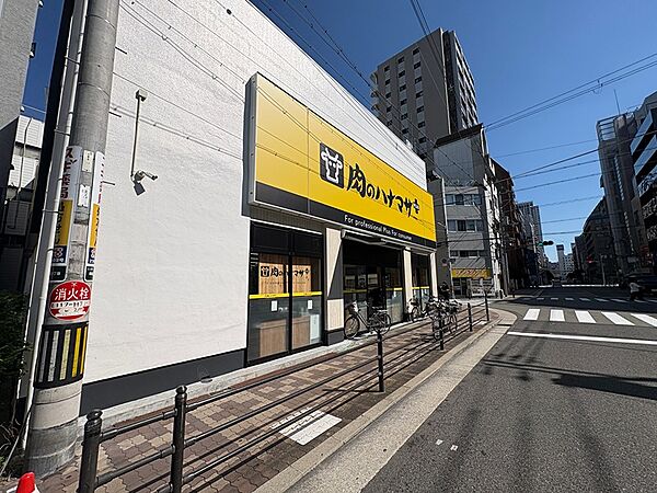 幹線道路沿いに面した視認性の良い路面店舗。大きな看板が遠くからでも目を惹き、集客に貢献します。周辺にはマンションや商業施設が立ち並び、多様な層の集客が見込めます。