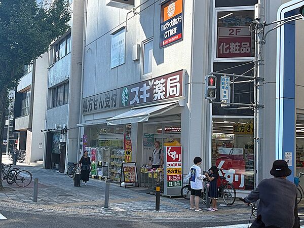 視認性の高い角地店舗で、集客が期待できます。薬局が盛業中のため、日常利用にも便利です。
