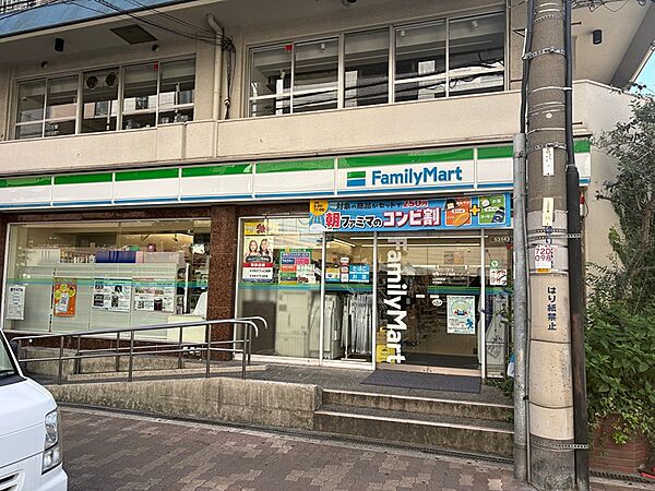 駅からの道のりにあるコンビニエンスストアは、日々の生活をサポート。ちょっとした買い物にも便利で、住まいの価値を高めます。