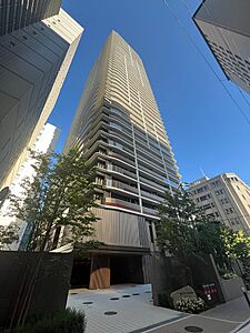 外観:青空に映える高層マンション。洗練されたデザインの外観が、都市生活をスタイリッシュに彩ります。 外観:青空に映える高層マンション。洗練されたデザインの外観が、都市生活をスタイリッシュに彩ります。