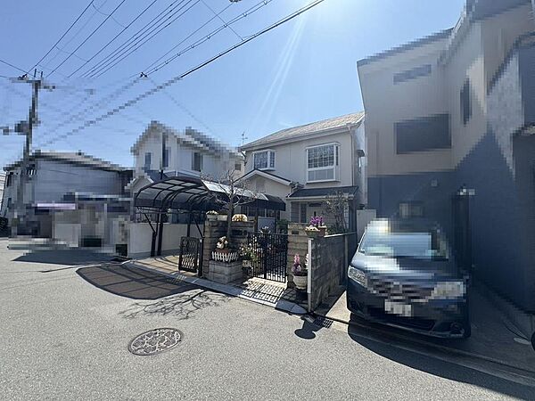 【現地外観写真】カーポート1台分が設けられています（車種制限有）。