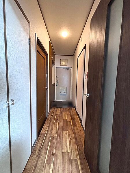 温かみのある木目調のフローリングが印象的な玄関です。明るい照明が心地よい空間を演出します。＃玄関 ＃フローリング ＃明るい ＃木目調