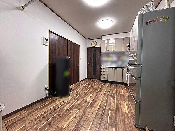 木目調のフロアが印象的なダイニングキッチン。収納力のあるキッチンは、毎日の家事をサポートします。