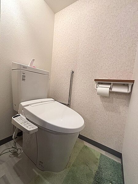 清潔感のあるトイレは、日々の生活を快適にします。温水洗浄便座と便利な棚付きペーパーホルダーで、心地よい空間を演出します。