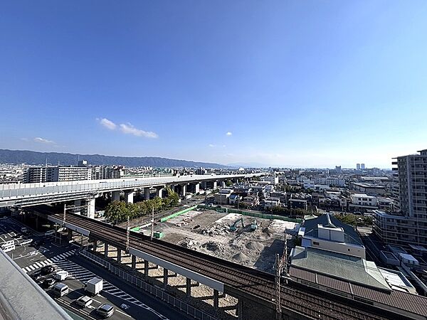 青空が広がる開放的な眺望。遠くまで見渡せる景色は、日々の暮らしに広がりを与えてくれます。