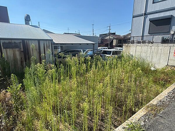 現地周辺は、落ち着いた住宅街です。閑静な環境で、穏やかな暮らしを実現できます。ぜひ一度、現地をご覧ください。