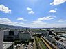 その他：◆青い空と白い雲が広がる開放感のある眺望。街並みの先に山々を望む、清々しい毎日を。
