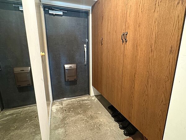 落ち着いた木目調の玄関収納が、上品な空間を演出。シューズや小物をすっきりと収納でき、お客様を気持ちよく迎えられます。