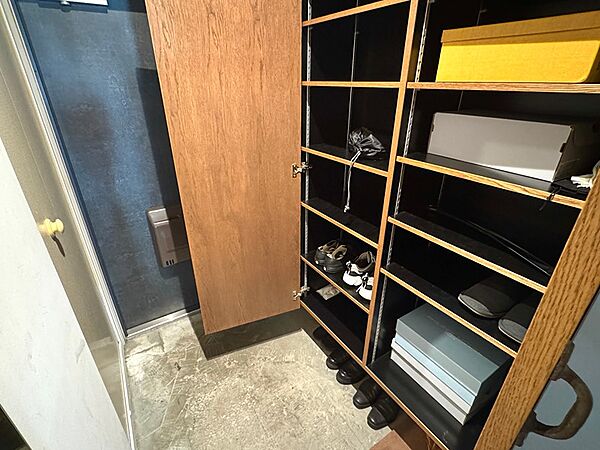 玄関には棚板の高さが調整可能なシューズボックスを完備。靴だけでなく、小物もすっきりと収納できます。