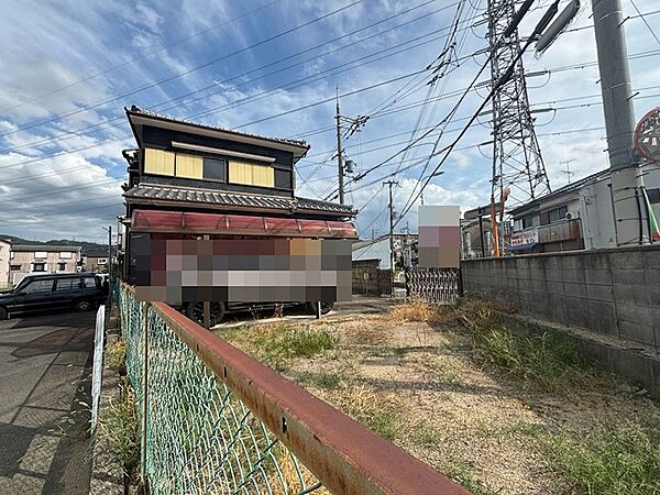 風格ある佇まいの建物と、ゆとりのある敷地が魅力です。新しい住まいや事業の拠点として、幅広い用途でご検討いただけます。