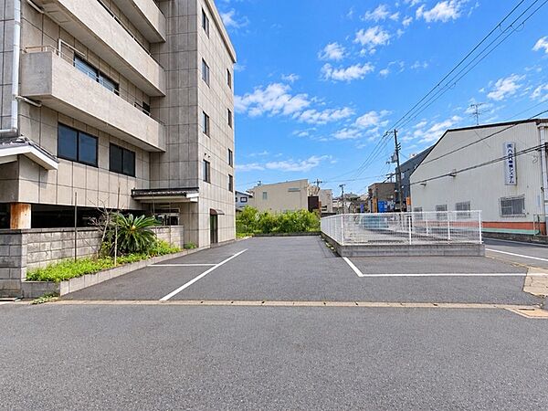閑静な住宅街に佇むマンションです。敷地内駐車場があり、お車での通勤・お出かけも便利です。青空が広がり、開放感のある環境です。