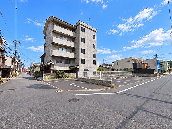 青空が広がる開放的な立地です。お車での移動にも便利な駐車場を完備しています。