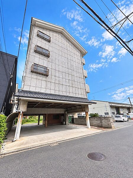 開放的な青空の下、3階建ての建物をご紹介。1階部分は駐車場スペースとして活用できます。車両の出し入れもスムーズに行えそうです。