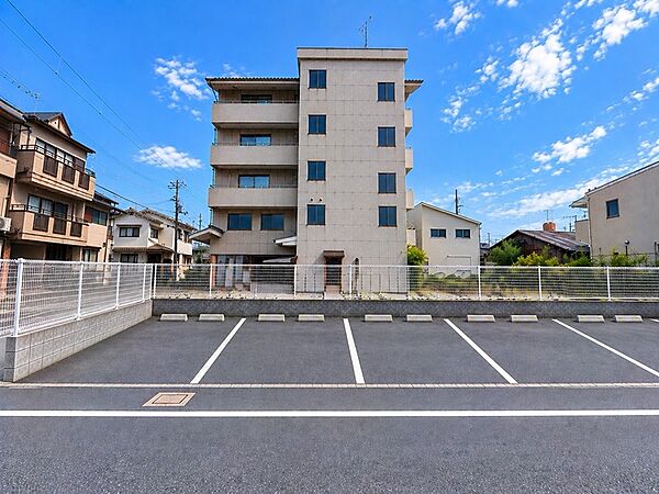 広々とした駐車場で、お車での移動もスムーズ。周辺には閑静な住宅街が広がり、落ち着いた暮らしを実現できます。
