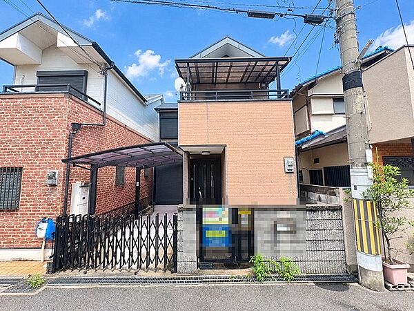 陽光が降り注ぐ心地よい住まい。カーポート付きで雨の日も安心です。日々の暮らしを彩る住宅をぜひご覧ください。