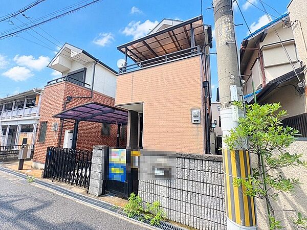 青空が映える明るい立地の物件です。閑静な住宅街で落ち着いた暮らしが実現。ぜひ一度現地をご覧ください。