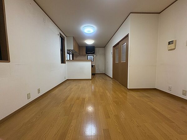 フローリングの明るい居室は、多様な家具配置が可能です。お好みのスタイルで空間を彩り、快適な毎日をお過ごしください。