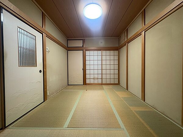 和の趣が感じられる居室。畳の香りが心地よく、襖の開閉で空間を調整できます。落ち着いたプライベート空間を演出します。