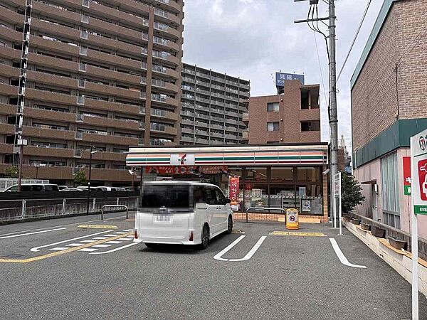 セブンイレブン藤井寺岡1丁目店まで約380m
