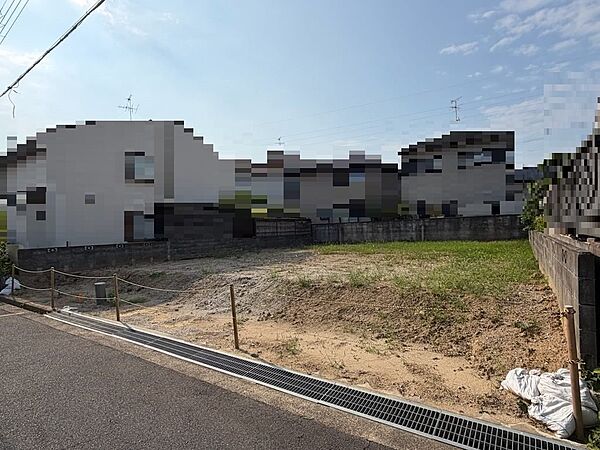 区画の整った閑静な住宅地に位置しています