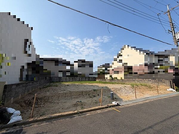 区画の整った閑静な住宅地に位置しています