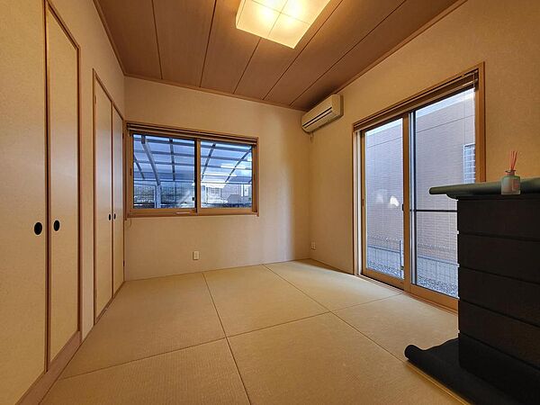 1階和室は琉球風畳で応接スペースに