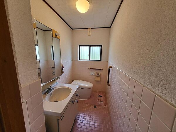 離れ部分にも洗面所とトイレがついてます。