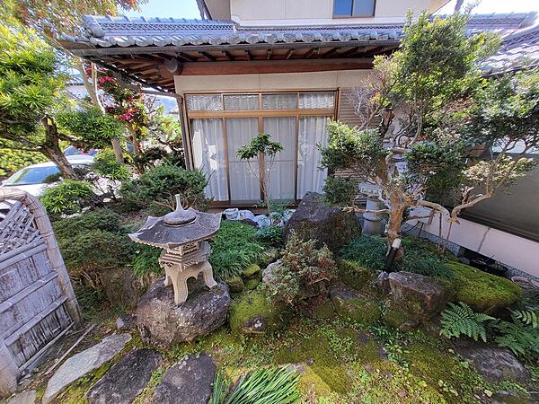 1階の離れと母屋をつなぐ渡り廊下からは中庭も望めます。