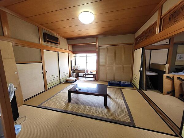離れ部分の2間続きの和室。