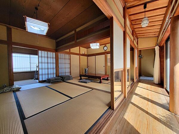 1階母屋の2間続きの和室南面採光で日当たり良好です。