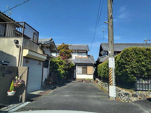 前面道路からの現地写真現地は袋小路（奥行き止まり）