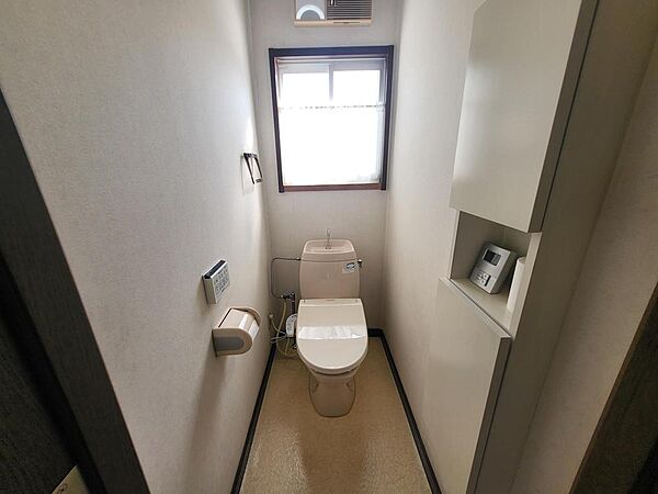 小物入れもあるトイレスペース