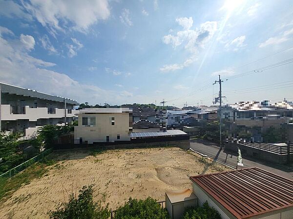 現地からの眺望周辺には高い建物がない低層住居のエリアです。