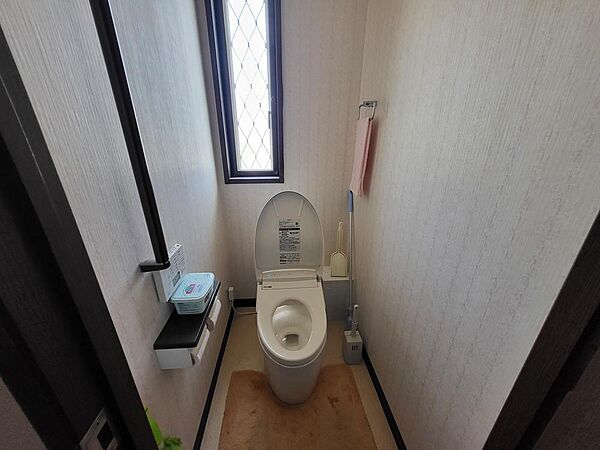 トイレは1階と2階の2か所にあります。