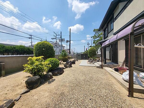 南面に手入れの行き届いた南庭家庭菜園やBBQスペースとしていかがですか