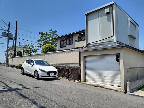 シャッター付きガレージガレージ上部には倉庫があります。