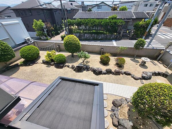 2階からの1階庭の写真