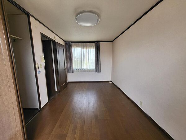 2階洋室約7.8帖主寝室や子供部屋に