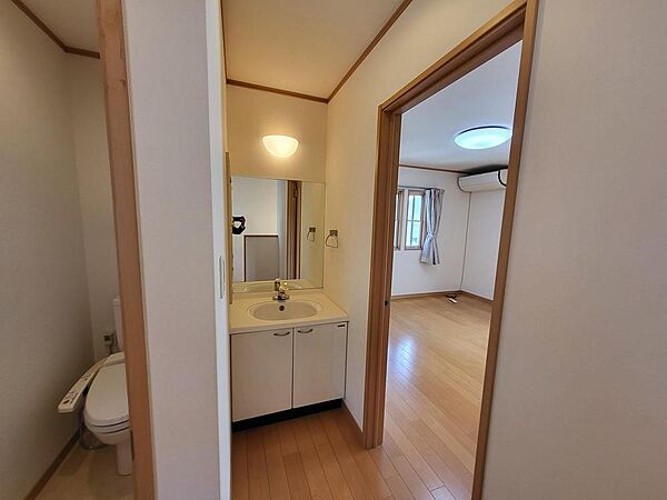 2階にはトイレと洗面台が完備。朝の身支度に重宝します。