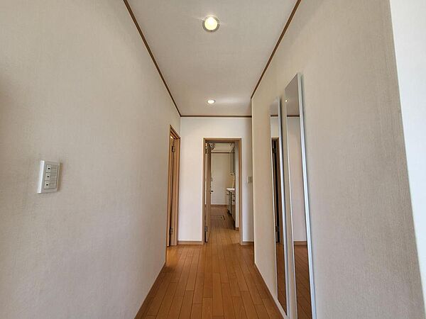 廊下は回遊同線になっており、効率的に家事シェアができます。