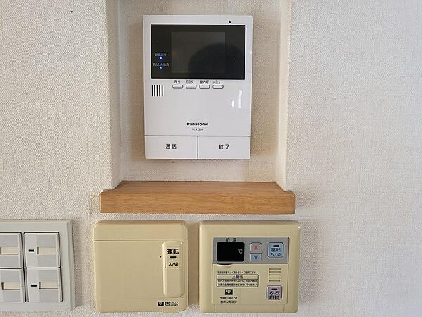 訪問者を確認できるTVモニタ、インターホン付き。リビングには床暖房設備もあります。