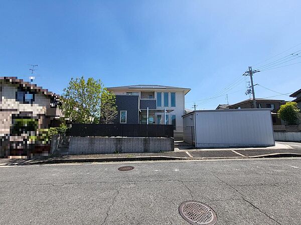 西側前面道路からの現地写真西側道路は幅員約8.9m（歩道もあります）