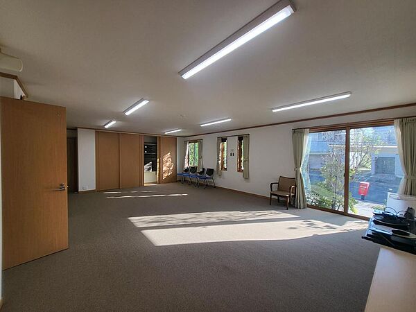 1階南側フリールームは約26帖隣接には事務室としても使える作業室あります。