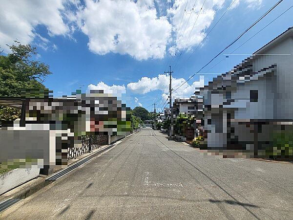 青空が広がる穏やかな住環境。広々とした道路は通行もしやすく、日々の暮らしにゆとりをもたらします。