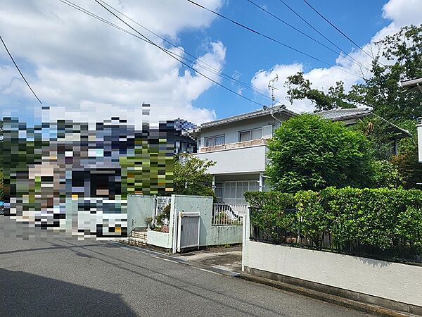 緑豊かな街並みに溶け込む、落ち着いた雰囲気の戸建て。ゆとりのある暮らしをお求めの方におすすめです。