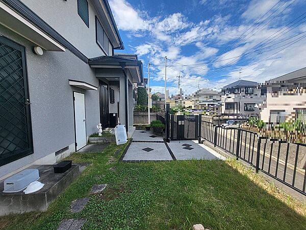 広々とした庭のある物件です。庭いじりや家庭菜園など、様々な用途にご活用いただけます。青空の下、豊かな緑に囲まれた暮らしを始めてみませんか。